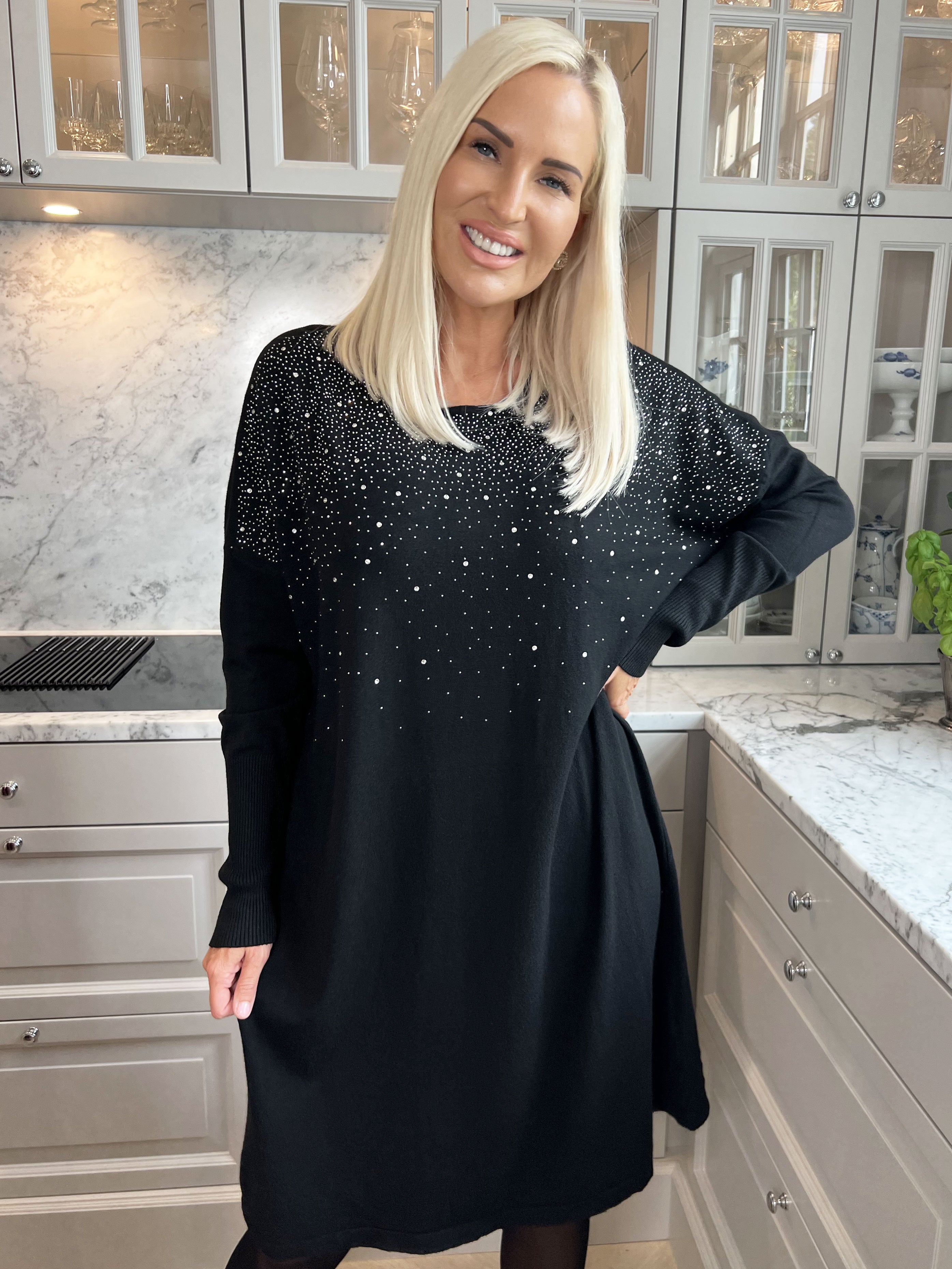 Yasha - Blød strikkjole i strækbart stof pyntet med similisten